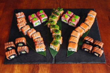 Balık, avokado ve krem peynir ile farklı rulo