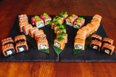 Balık, avokado ve krem peynir ile farklı rulo