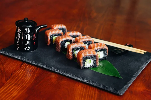 Balık, avokado ve krem peynir ile farklı rulo