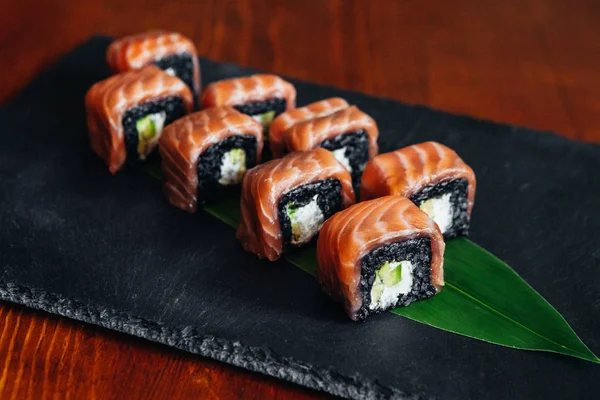 Balık, avokado ve krem peynir ile farklı rulo