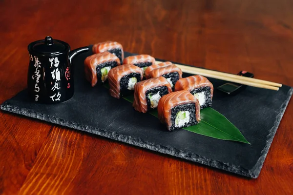 Balık, avokado ve krem peynir ile farklı rulo