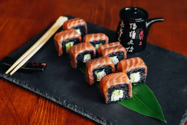 Balık, avokado ve krem peynir ile farklı rulo