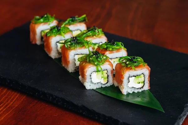 Balık, avokado ve krem peynir ile farklı rulo