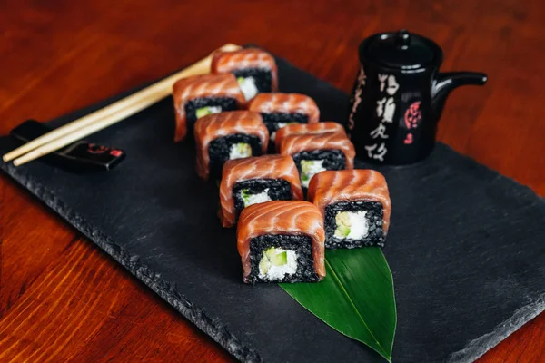 Balık, avokado ve krem peynir ile farklı rulo