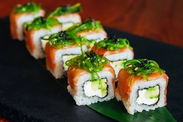Balık, avokado ve krem peynir ile farklı rulo