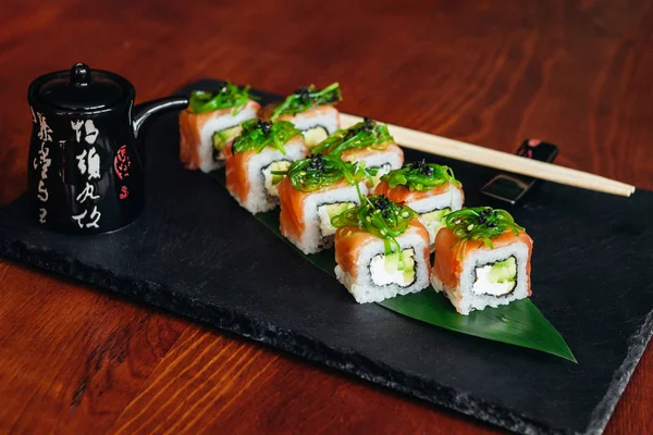 Balık, avokado ve krem peynir ile farklı rulo