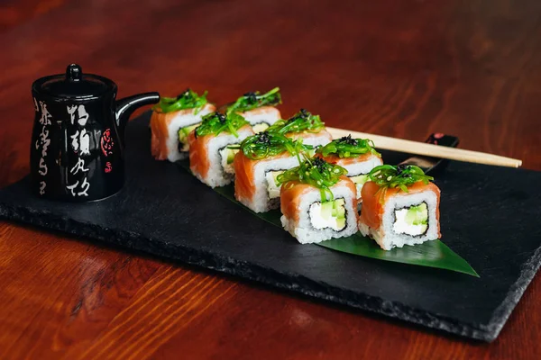 Balık, avokado ve krem peynir ile farklı rulo