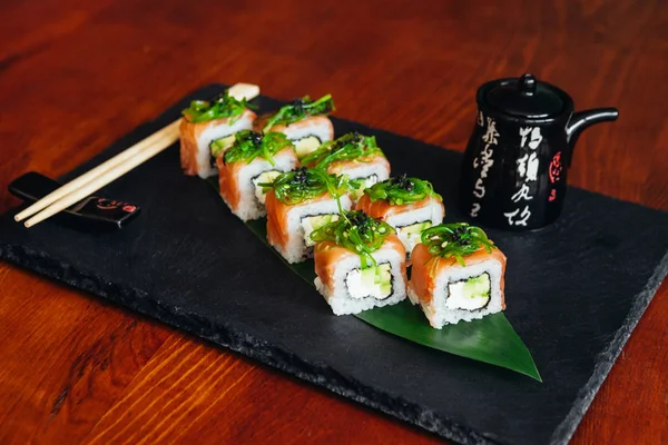 Balık, avokado ve krem peynir ile farklı rulo