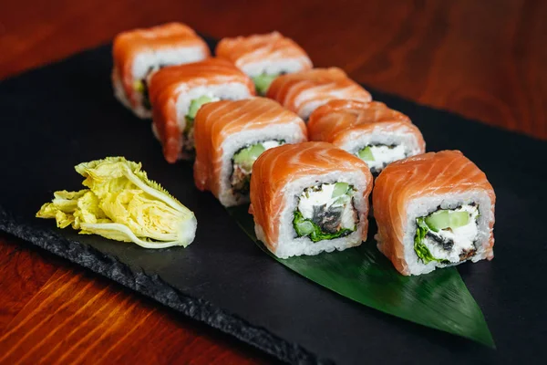 Balık, avokado ve krem peynir ile farklı rulo