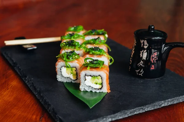 Balık, avokado ve krem peynir ile farklı rulo