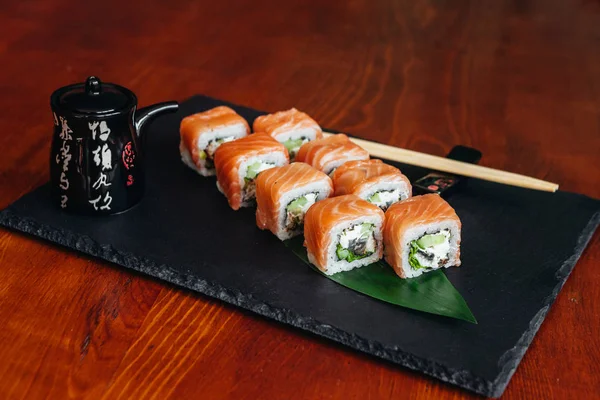 Balık, avokado ve krem peynir ile farklı rulo