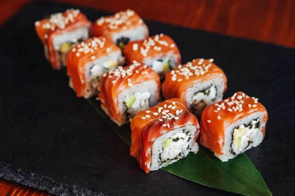 Balık, avokado ve krem peynir ile farklı rulo