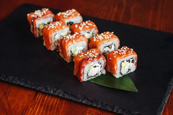 Balık, avokado ve krem peynir ile farklı rulo