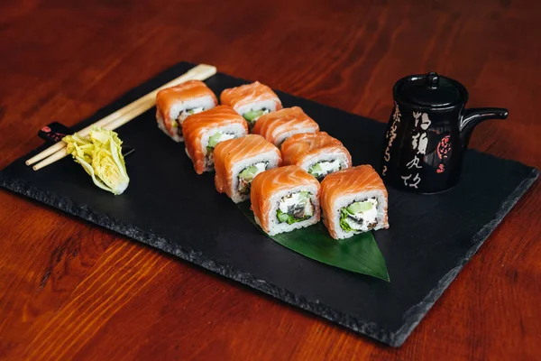 Balık, avokado ve krem peynir ile farklı rulo