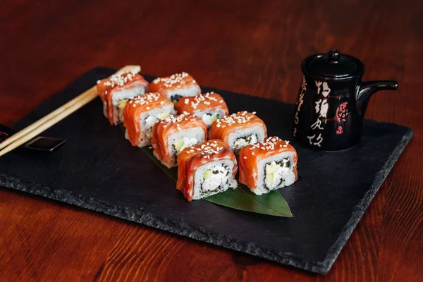 Balık, avokado ve krem peynir ile farklı rulo