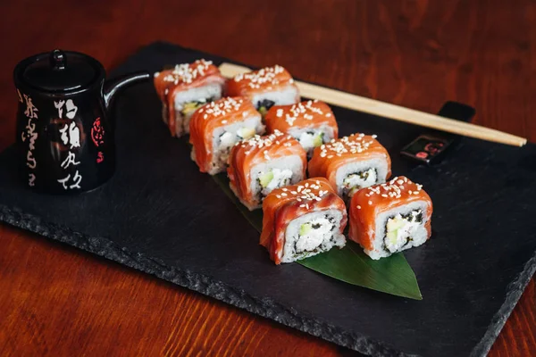 Balık, avokado ve krem peynir ile farklı rulo