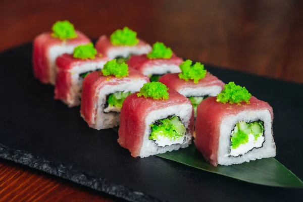 Balık, avokado ve krem peynir ile farklı rulo