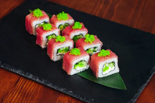 Balık, avokado ve krem peynir ile farklı rulo