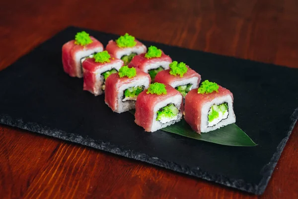 Balık, avokado ve krem peynir ile farklı rulo