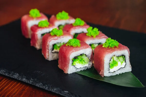 Balık, avokado ve krem peynir ile farklı rulo