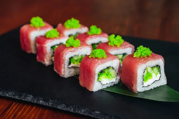 Balık, avokado ve krem peynir ile farklı rulo