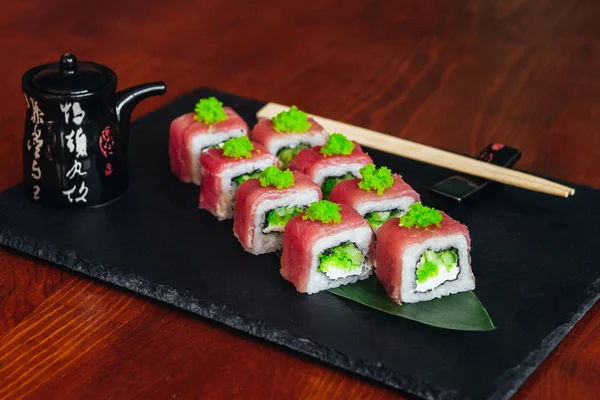 Balık, avokado ve krem peynir ile farklı rulo