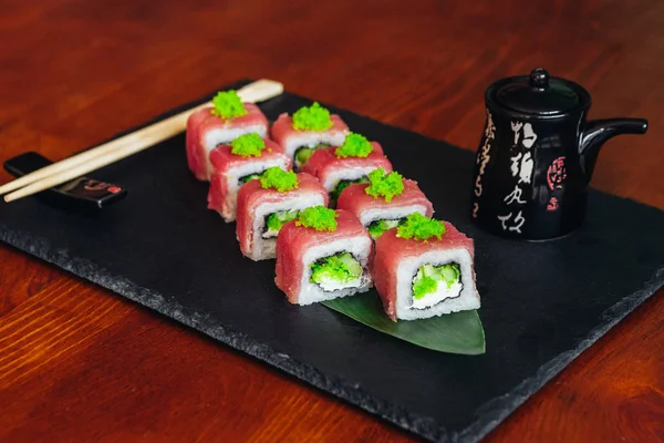 Balık, avokado ve krem peynir ile farklı rulo