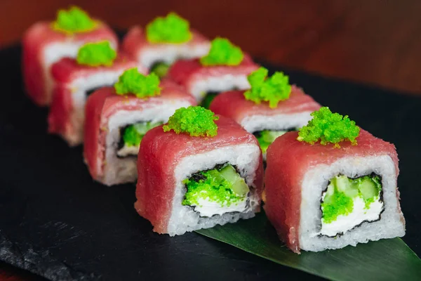Balık, avokado ve krem peynir ile farklı rulo