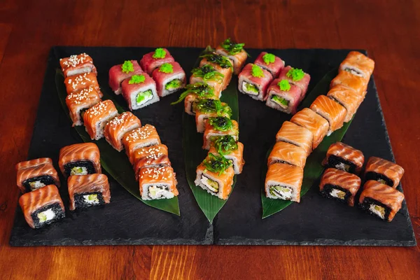 Balık, avokado ve krem peynir ile farklı rulo