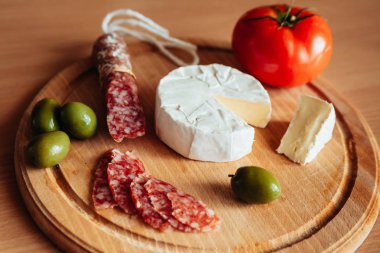 Peynir ile lezzetli akşam yemeği 