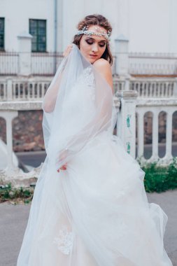 Gelinlik içinde güzel bir gelin