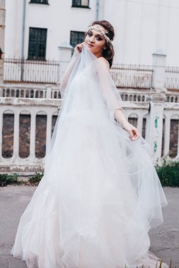 Gelinlik içinde güzel bir gelin