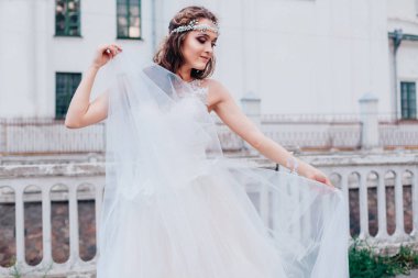 Gelinlik içinde güzel bir gelin