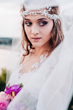 Gelinlik içinde güzel bir gelin