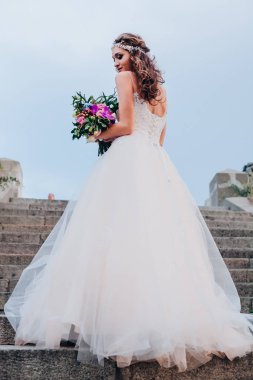 Gelinlik içinde güzel bir gelin