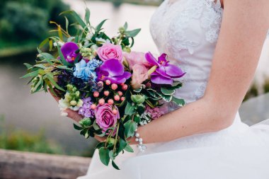 Gelinlik içinde güzel bir gelin