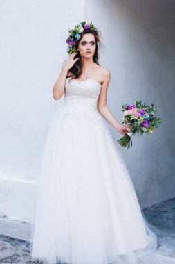 Gelinlik içinde güzel bir gelin