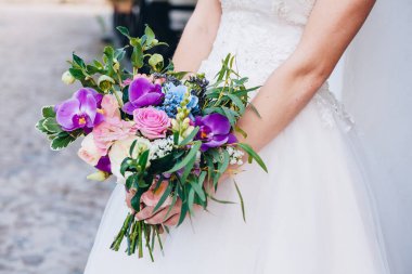 Gelinlik içinde güzel bir gelin