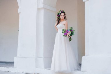 Gelinlik içinde güzel bir gelin