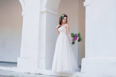 Gelinlik içinde güzel bir gelin