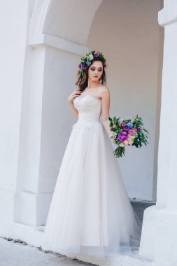 Gelinlik içinde güzel bir gelin