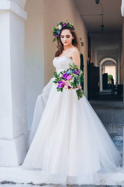 Gelinlik içinde güzel bir gelin