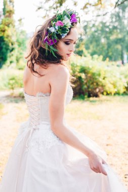 Gelinlik içinde güzel bir gelin