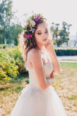 Gelinlik içinde güzel bir gelin