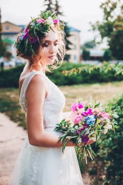 Gelinlik içinde güzel bir gelin