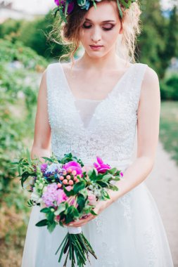 Gelinlik içinde güzel bir gelin