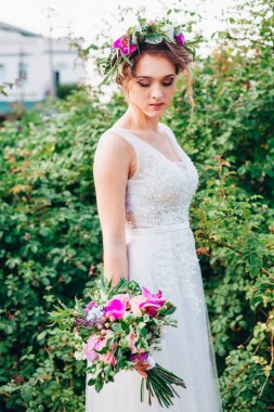 Gelinlik içinde güzel bir gelin