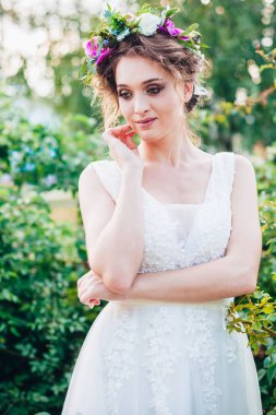 Gelinlik içinde güzel bir gelin