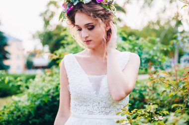 Gelinlik içinde güzel bir gelin