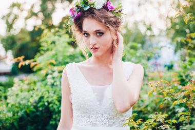 Gelinlik içinde güzel bir gelin